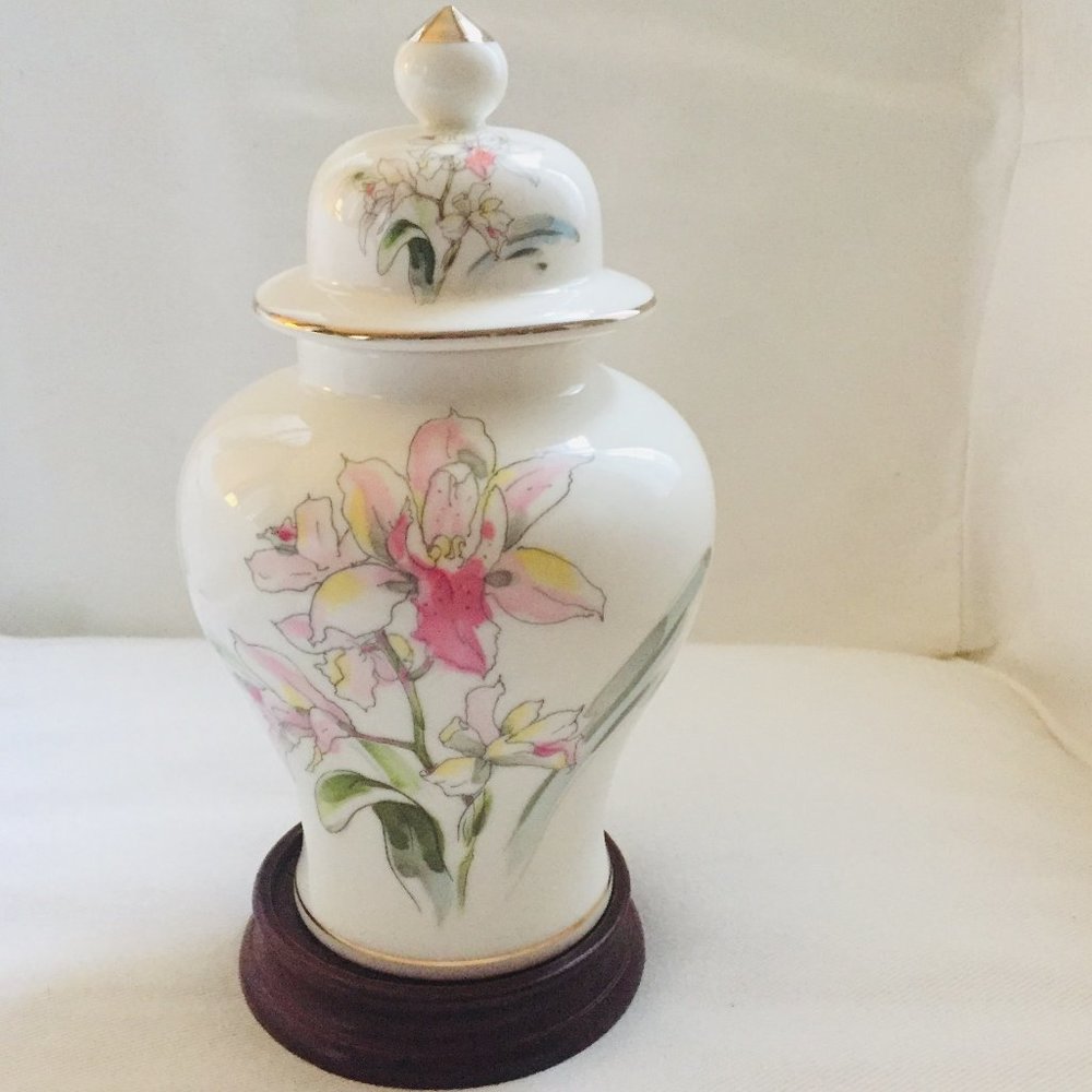 Andrea by Sadek vintage chinosiserie ginger jar with lid on stand